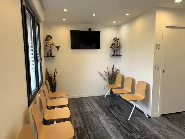 La salle d’attente d’un cabinet dentaire, début de sa visite 3D